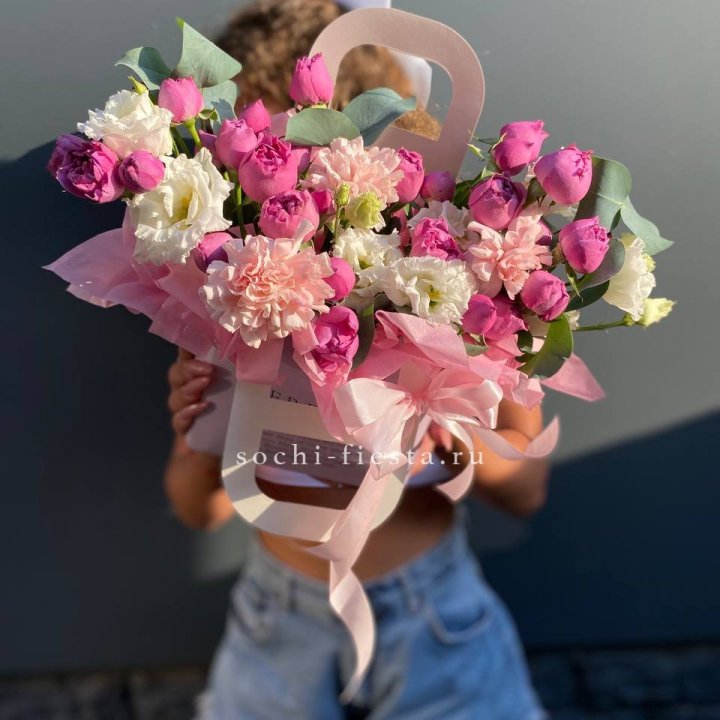 Сумочка с кустовой розой и диантусами в Хабаровске