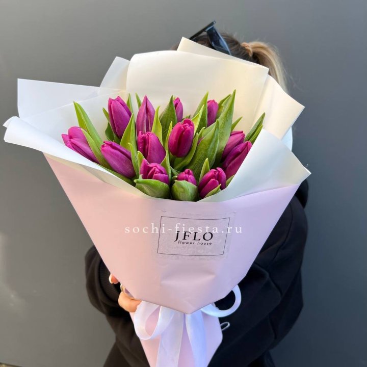 15 пурпурных тюльпанов в Хабаровске