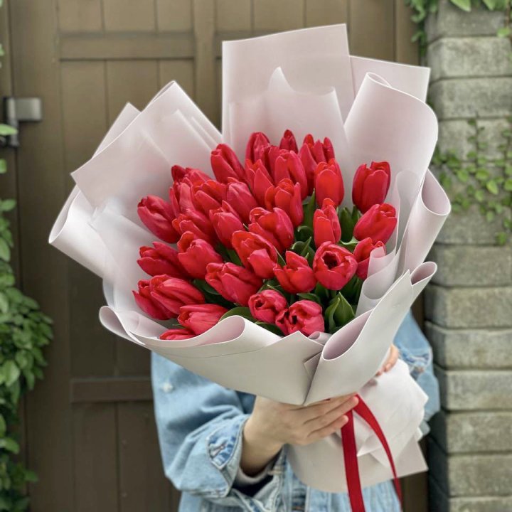 35 красных тюльпанов в Хабаровске